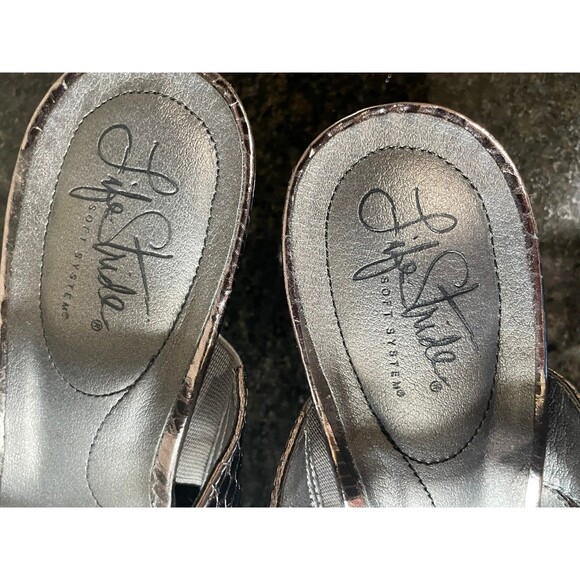 Size 7 LifeStride Women's Frolic Dress Sandal silver toe loop - Picture 4 of 7